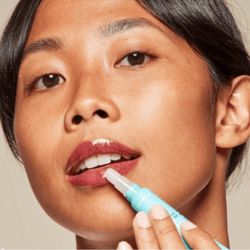 🆕TULA Lip SOS BlackBerry Velvet Lip Treatment Gloss - Picture 6 of 15